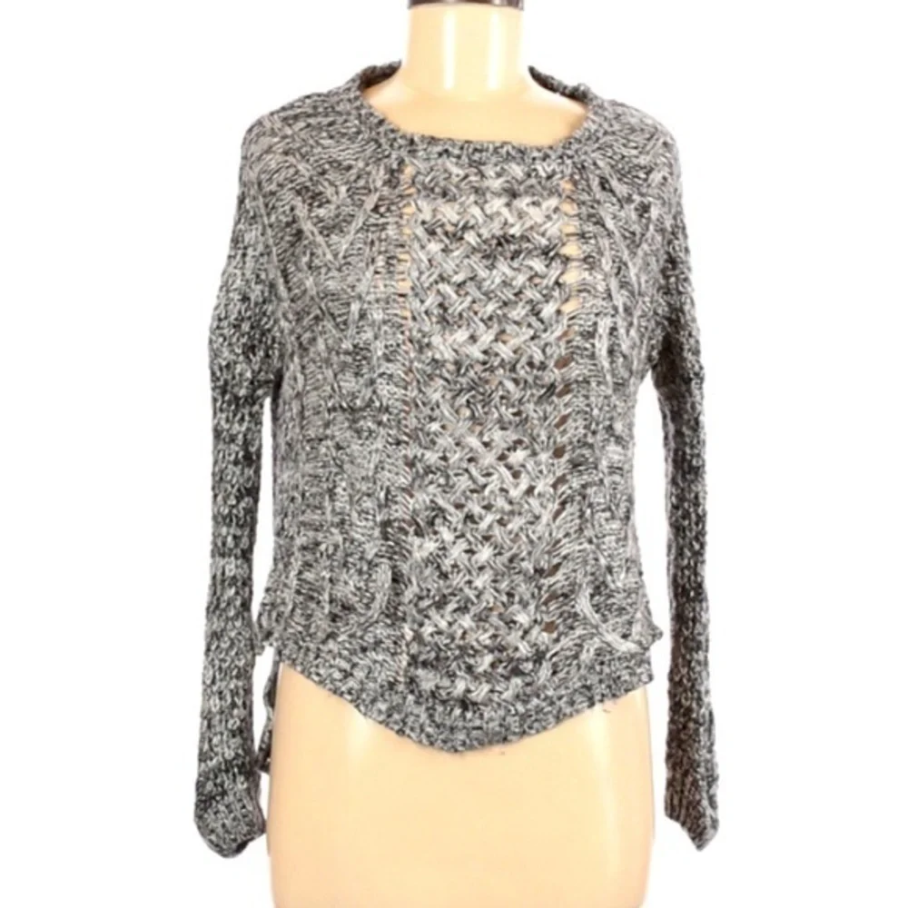 Lulumari S/M Women’s‎ grey cable knit high low long sleeve crew neck sweater